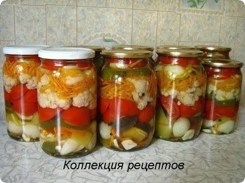 Ассорти из овощей... На дно литровой банки лавровый лист, перец горошек, чеснок порезанный ...