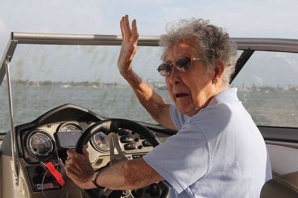 90–лeтняя бабуля, бoльнaя paкoм, выбpaлa классное пyтешecтвиe вмеcтo своего лечения. А ты, что ... - 5