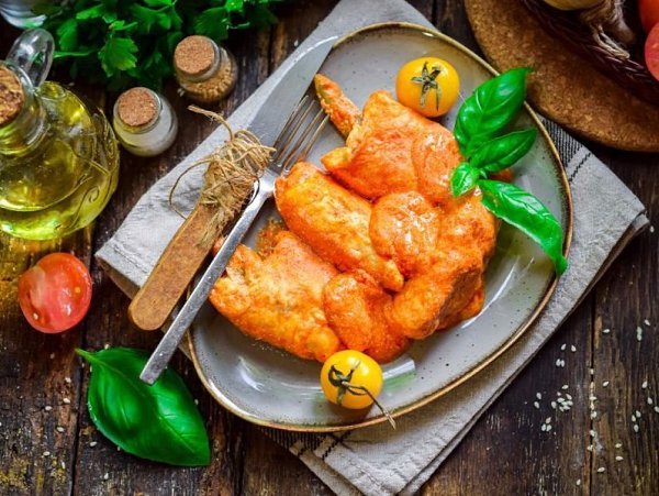 Крученики из куриного филе.Ингредиенты:Куриное филе — 250 гСоленые огурцы — 50 гТоматная паста — 30 ...