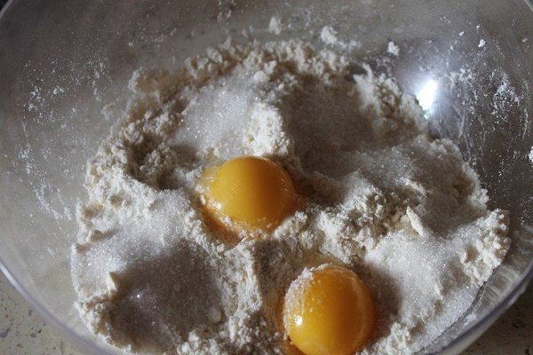 Сливовый пирог с безе. Пирог получился невероятно вкусный и такой сочный. У меня были твердые сливы, ... - 2