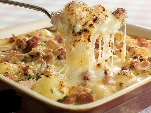 Картофель по французски.Ингредиенты:-Картофель - 600-700 г-Сливки (10%) - 400 мл-Любой сыр (Гауда) - ...