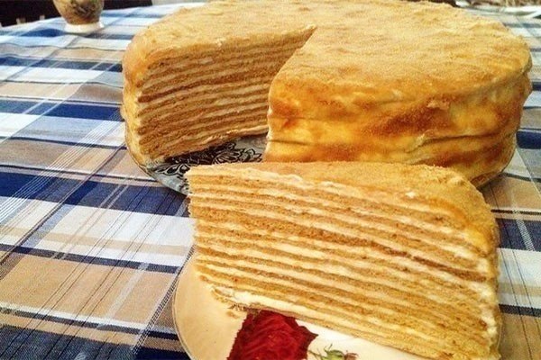 Медовик сказочный. Ингредиенты: Тесто: 4 ст ложки меда 1-2 ч. л. соды 300 гр сахара (1, 5 стакана) ...