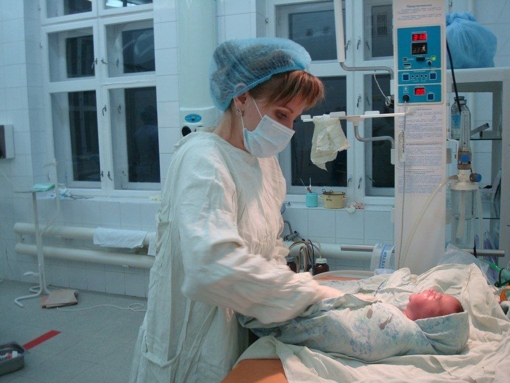 Медсестры в родильном отделении.