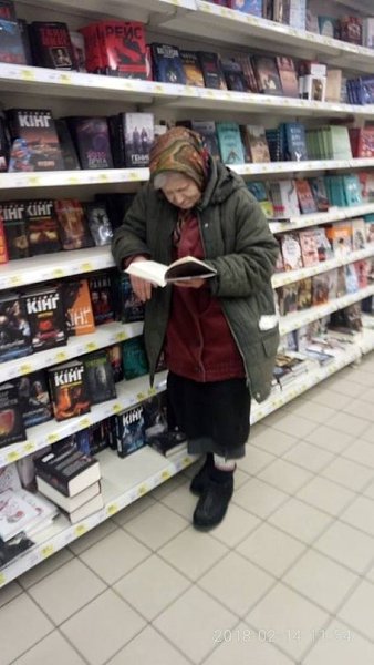 Эта старушка на протяжении долгого времени заходила в магазин и читала книги стоя потому, что ее ... - 2
