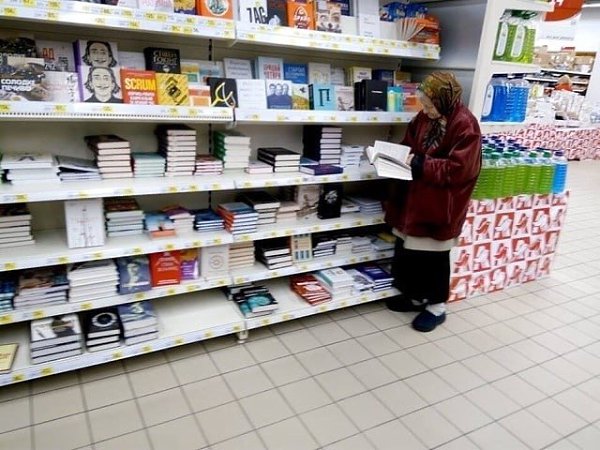 Эта старушка на протяжении долгого времени заходила в магазин и читала книги стоя потому, что ее ...