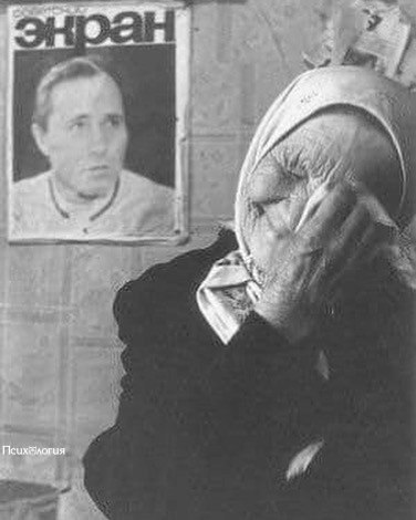 Вот такое «кино».На снимке фотографа Юрия Рыбчинского жительница деревни Мериново (ныне Садовая) ...