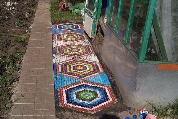 Садовая дорожка из пробок от пластиковых бутылок - 6