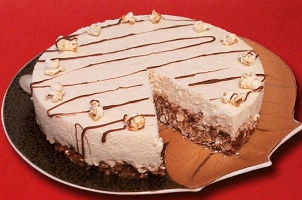 Торт из попкорна. Ингредиенты: 100 г сладкого попкорна 400 г шоколада 500 г творога 200 г йогурта 1 ...