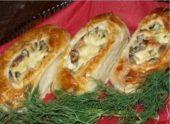 Лодочки из слоеного теста с картофелем, мясом и огурчиками. Ингредиенты: - картофель - 1 кг. - мясо ... - 6