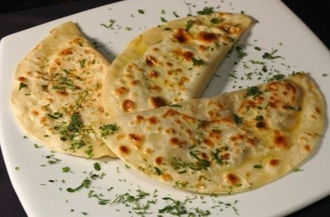 Чебуречки с сыром,быстро и вкусно.Ингредиенты:- 3 стак. муки;- 1 стакан теплой воды;- немного соли; ...