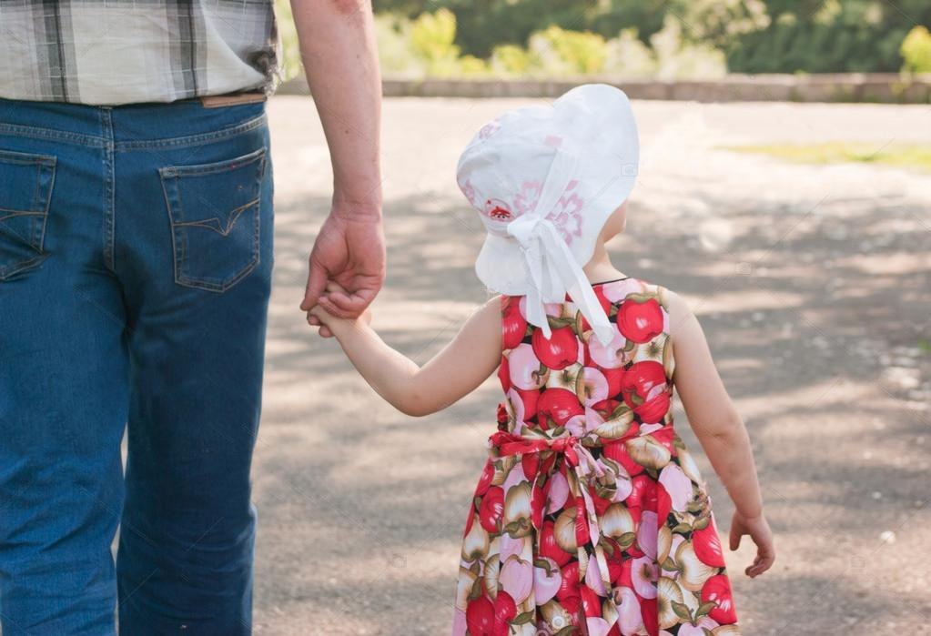 Пошла папу выгуливать.