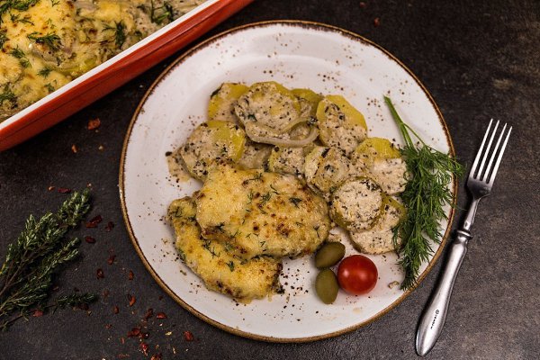 Сочное мясо и нежная картошечка — это идеальное сочетание! Приготовление этого простого и ...