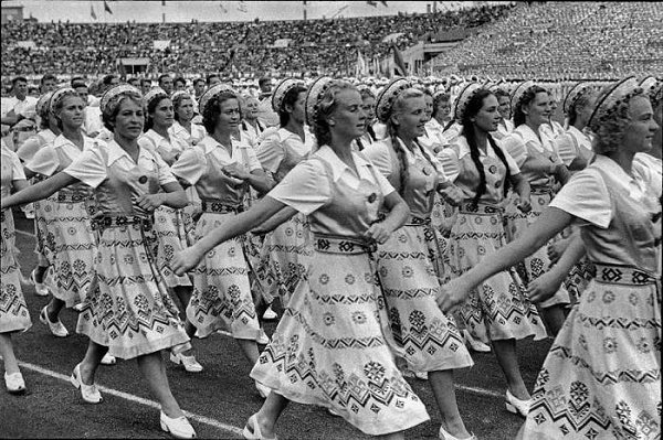 “Июльский спортивный фестиваль на стадионе «Динамо». Москва. СССР. 1954 г. Фото Анри ...