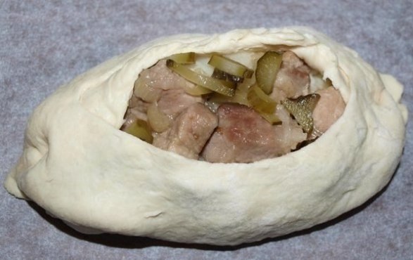 Лодочки из слоеного теста с картофелем, мясом и огурчиками. Ингредиенты: - картофель - 1 кг. - мясо ... - 4