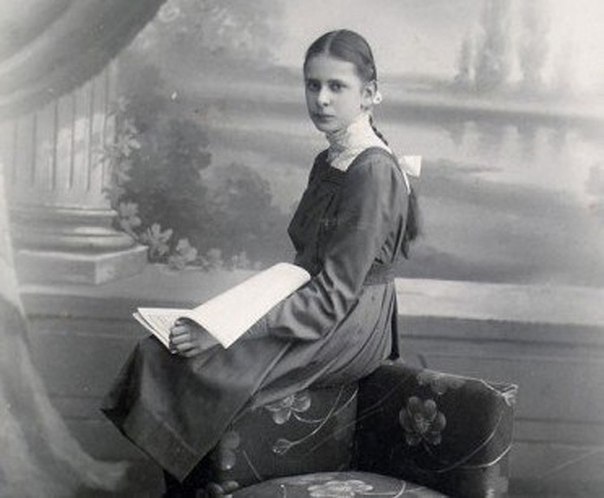 Это было в 1913 году. .Одиннадцатилетняя девочка, пансионерка Московской Ржевской гимназии ...