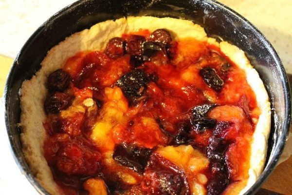 Сливовый пирог с безе. Пирог получился невероятно вкусный и такой сочный. У меня были твердые сливы, ... - 5
