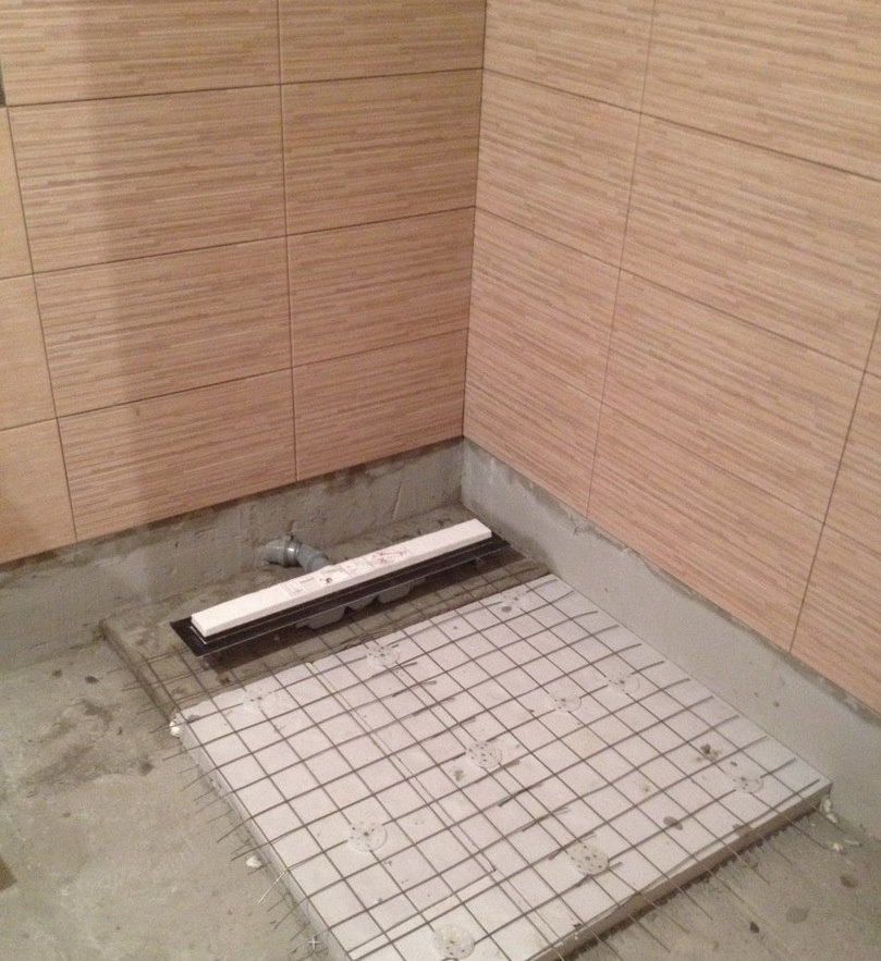 Разуклонка трап плитка 30*30. 25. Разуклонка плитки 60 на 60. Душевой трап rgw sdr-01-q. Душа плитка трап укладка.