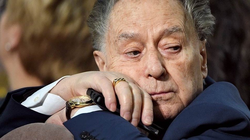 Не все умеют стариками быть. _________________________________ Андрей Дементьев Быть стариками - ...