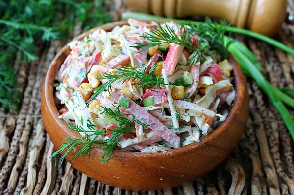 Салат с копченой колбасой и болгарским перцем.Ингредиенты:Капуста белокачанная — 300 гКукуруза — 200 ...