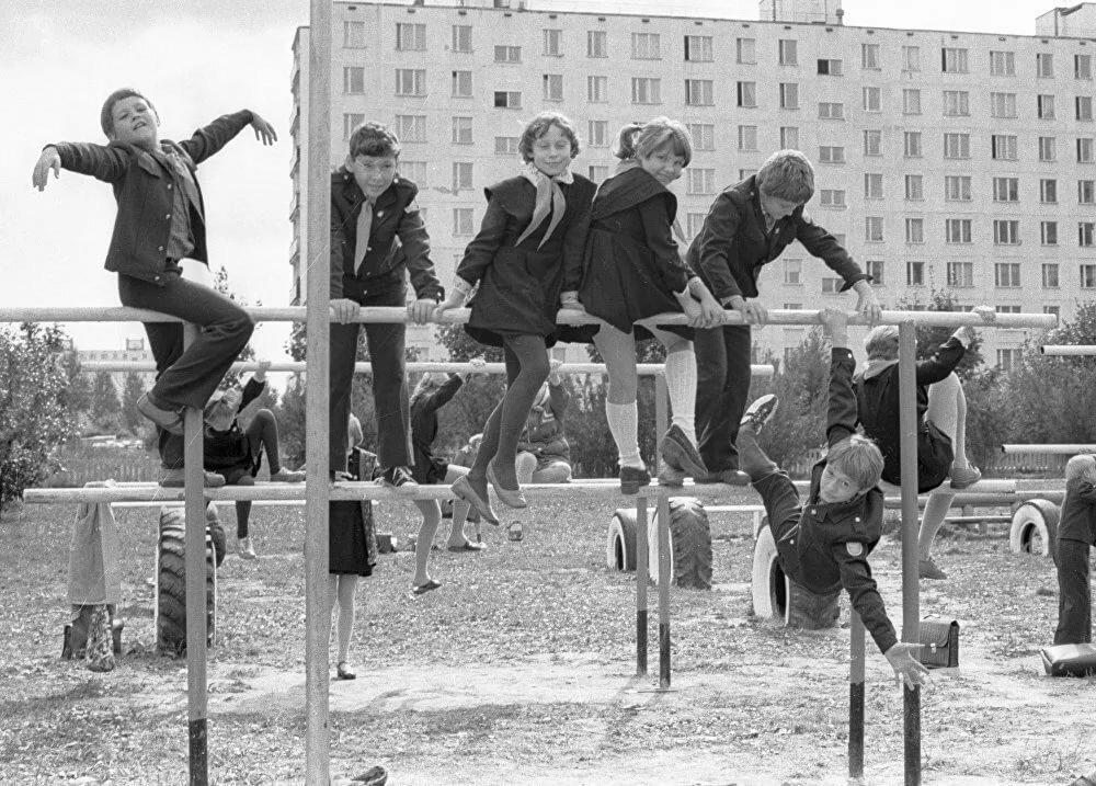 В полдень ребята вышли во двор. Советское детство. Советское детство во дворе. Счастливое советское детство. Советские дети во дворе.