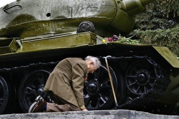 Здравствуйте, люди... Пишу вам издалека, Из сорок третьего, страшной войной распятым... Я навсегда ...