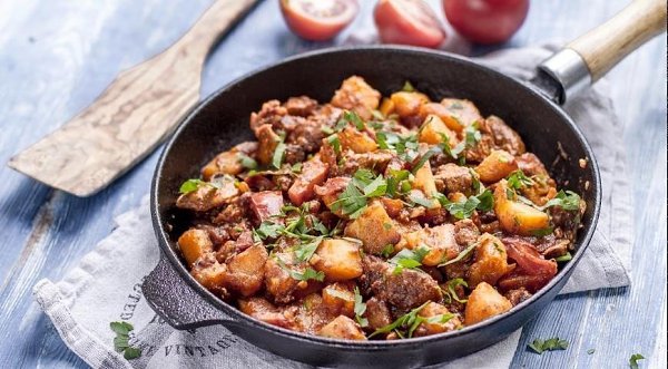 Жаркое из свинины с картофелем.Ингредиенты:Свиная вырезка (кусочки) — 300 гЛавровый лист — 1 ...