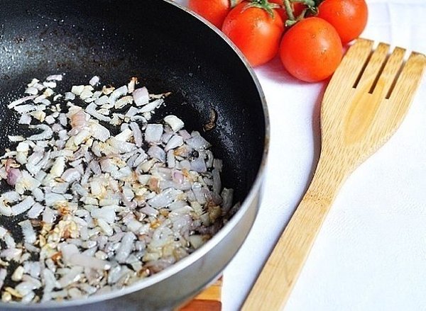 Паста с морепродуктами в томатном соусе.Ингредиенты:- Чеснок 1 головка- Масло оливковое 1-2 ст.л.- ... - 3