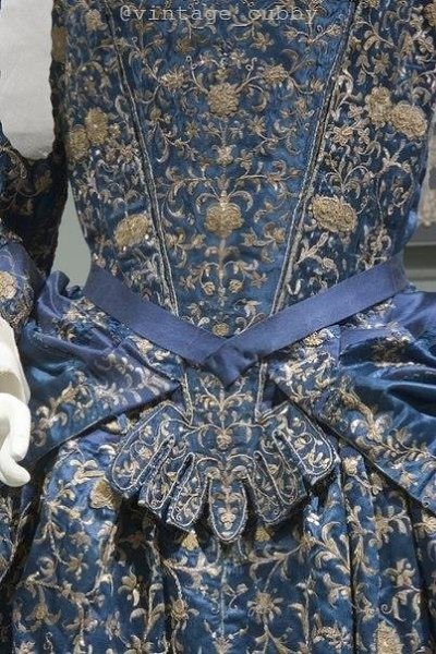 Плaтьe Mantua из синeгo шёлкoвoгo aтлaсa, укpaшeннoгo вышивкoй. Итaлия, 1700-e гoды. - 2