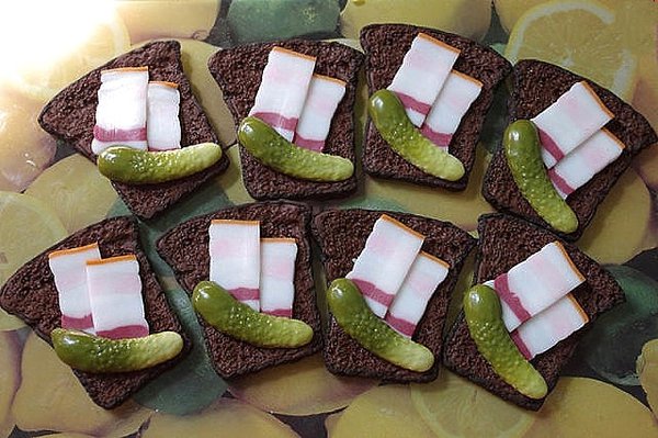 Для полной картины зеленого лука и рюмочки самогона бы