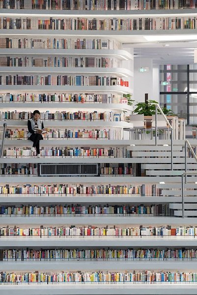 В Китае есть самая крутая в мире библиотека с 1.2 миллионами книг. От её интерьера захватывает дух. - 10