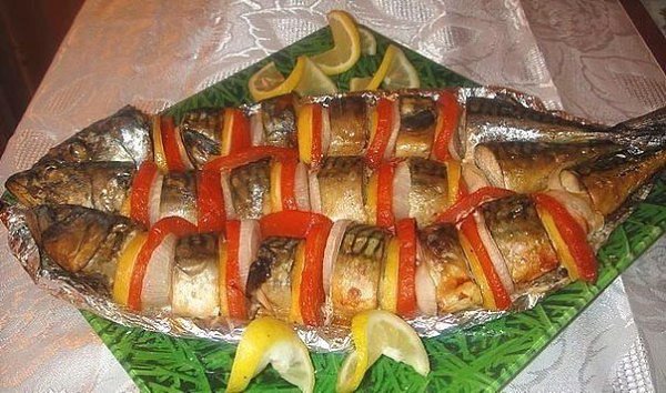 СКУМБРИЯ, ЗАПЕЧЁННАЯ В ДУХОВКЕ. Скумбрия Чеснок Петрушка Укроп Лук зелёный Соль Перец Сок лимона ...