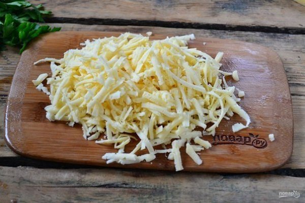 Запеканка из тертого картофеля с сыром и чесноком.Ингредиенты:Картофель — 1 КилограммСыр твердый — ... - 3