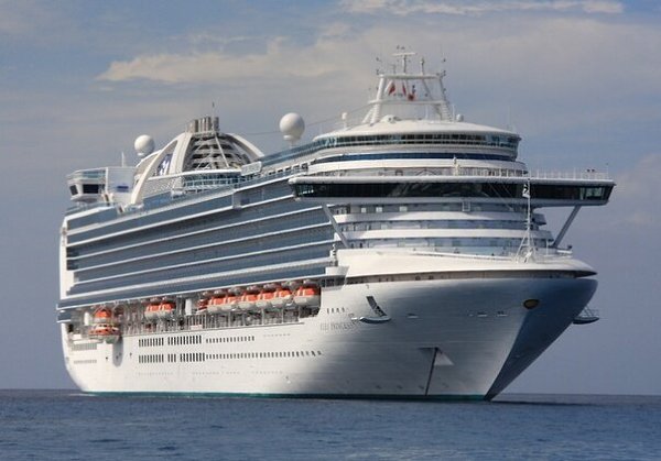 Ruby Princess – этот лайнер, как яркая жемчужина в море, предназначенный для круизов и романтических ...