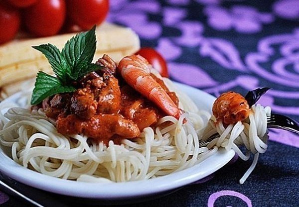 Паста с морепродуктами в томатном соусе.Ингредиенты:- Чеснок 1 головка- Масло оливковое 1-2 ст.л.- ...