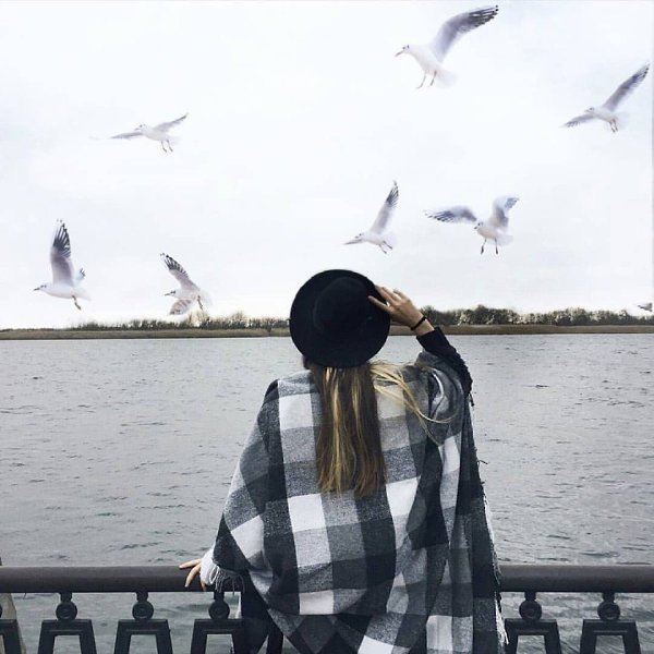 Как бы женщина не любила, а первый шаг положено делать мужчине.