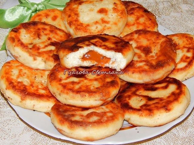 Сырники с вареной сгущенкой. Творог 500 грамм.(не влажный !)жирность можно брать любую .1 яйцо 2 ...