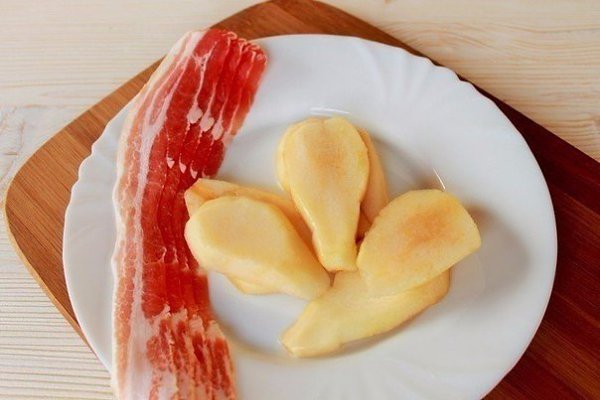 Куриные рулетики с грушей в беконе.Ингредиенты:Грудка куриная — 500 гБекон — 200 г Масло оливковое ... - 2