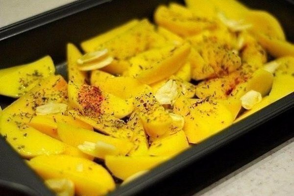 Курица, маринованная в кефире, запечённая с картофелем с травами и чесноком.Ингредиенты:Кефир 500 ... - 5