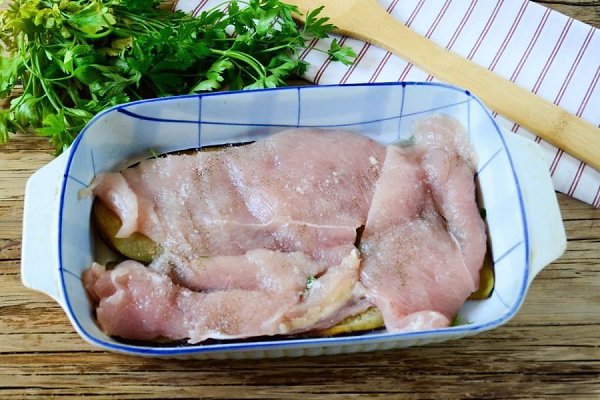 Запекаем баклажаны с сыром и куриной грудкой.Это блюдо идеально подойдет к обеду или ... - 3