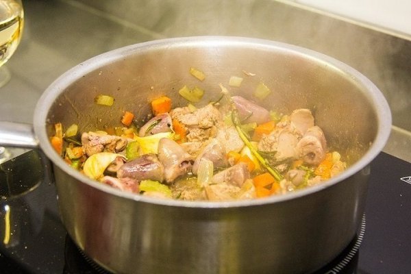 Паста с куриными сердечками и печенью.Ингредиенты: Сердечки куриные — 100 г Печень куриная — 100 г ... - 3