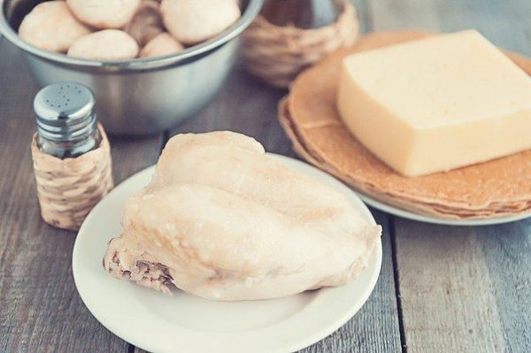 Блинный пирог.Ингредиенты:Блины — 10–12 шт.Грудка куриная (отваренная) —1 шт.Шампиньоны — 500 гСыр ... - 3