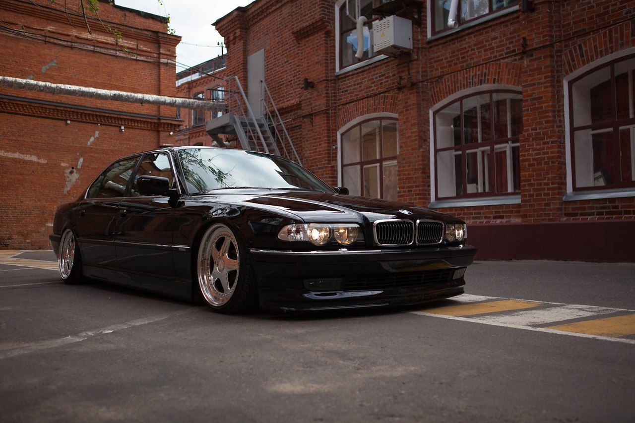 РўРµРјРЅРѕ С„РёРѕР»РµС‚РѕРІС‹Р№ BMW e38