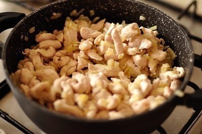 Курица в сметане с паприкой. Ищете простое и вкусное блюдо, которым можно порадовать домашних? ... - 4