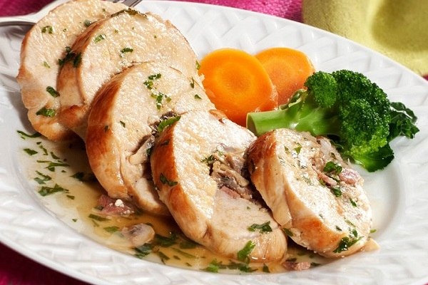 Куриные рулеты с чесноком.на 100 грамм - 110.26 ккал Б/Ж/У - 22.69/1.18/0.59 Ингредиенты: Куриное ...
