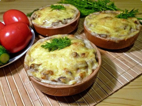Жюльен из курицы с грибами.Ингредиенты:Курица — 250 гШампиньоны — 250 гЛук — 3 шт.Сыр — 150 гСметана ...