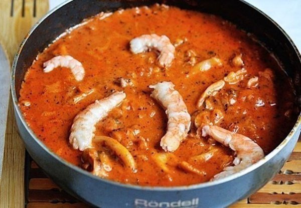 Паста с морепродуктами в томатном соусе.Ингредиенты:- Чеснок 1 головка- Масло оливковое 1-2 ст.л.- ... - 5
