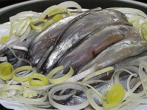 МОЙВА СЛАБОСОЛЕНАЯ - ОЧЕНЬ ВКУСНО! Сохраните, чтобы не потерять! Мойву промыть и сложить в банку. ...