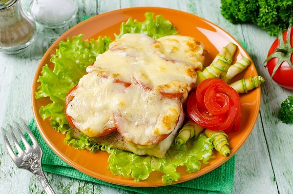 Рыба запечённая с помидорами и сыром.*90 ккал на 100 гр*Рецепт из разряда: быстро и ...