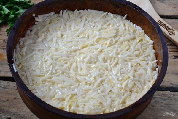 Запеканка из тертого картофеля с сыром и чесноком.Ингредиенты:Картофель — 1 КилограммСыр твердый — ... - 7