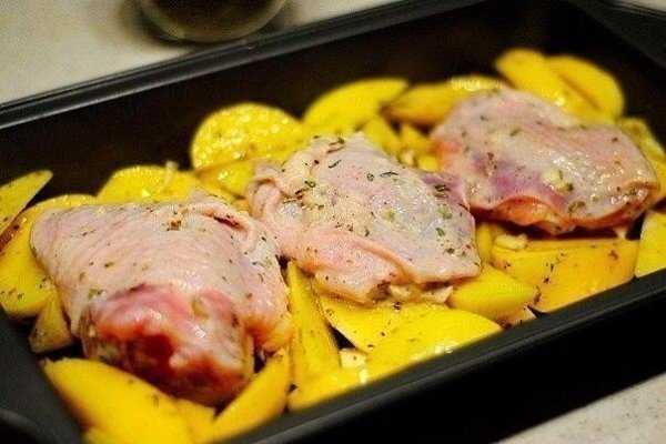Курица, маринованная в кефире, запечённая с картофелем с травами и чесноком.Ингредиенты:Кефир 500 ... - 6